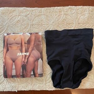 SKIMS NEW Black Scultping Mid Waist Brief Shapewear in Size L/XL
